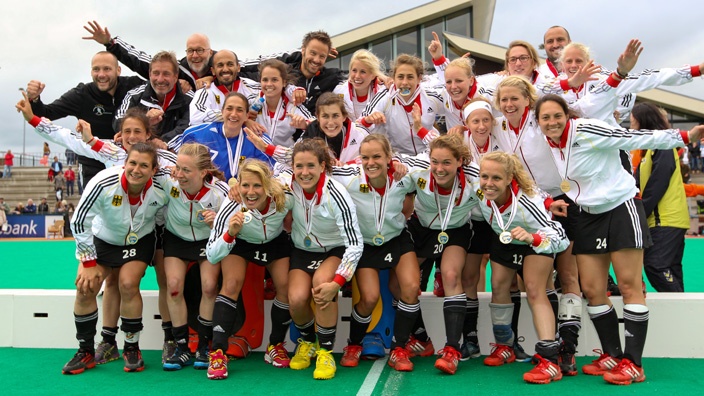 意甲最新动态：米兰锁定18岁新锋，国米仅落榜首一分